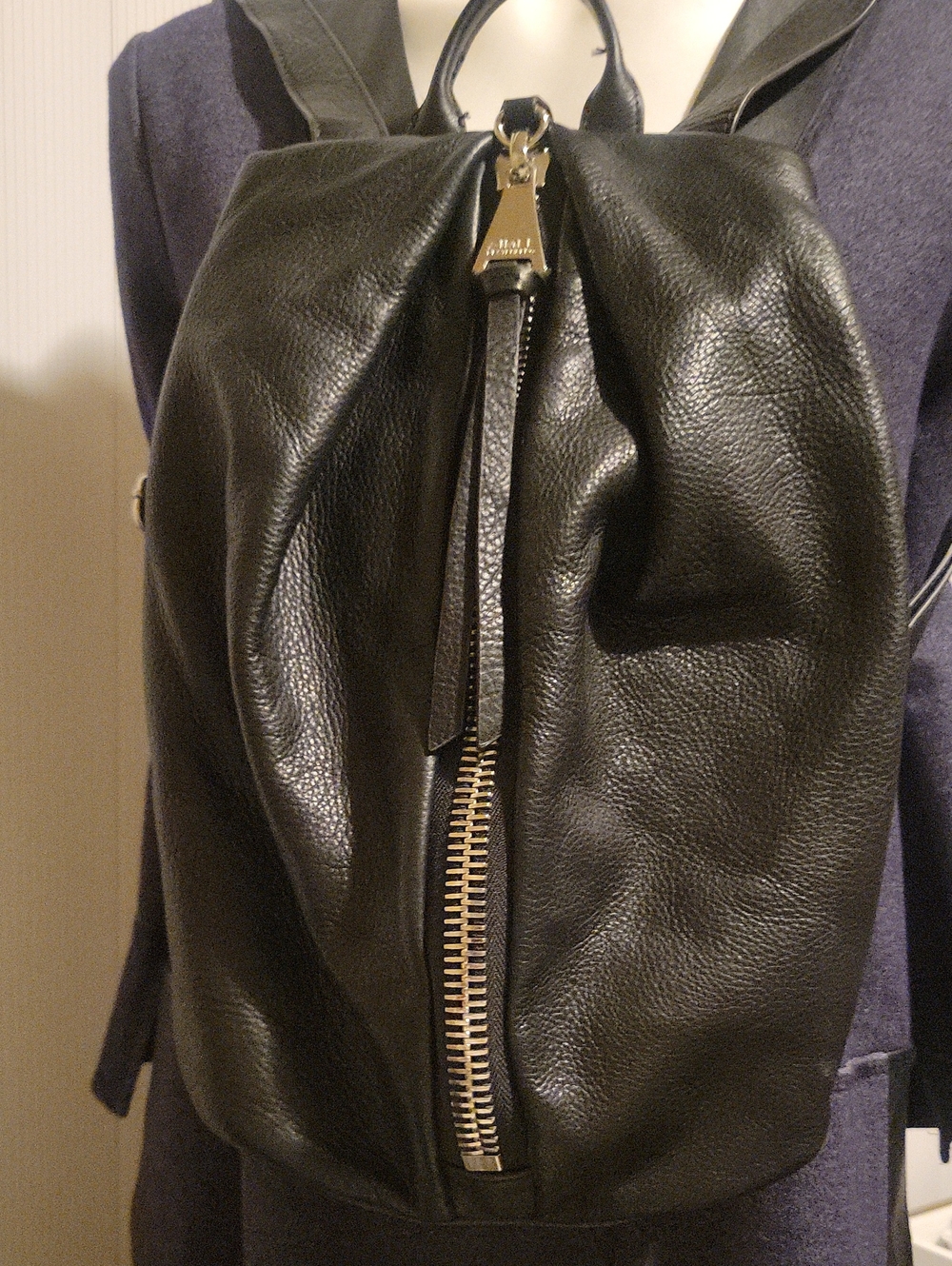 Sleek Black Leather Backpack - Modern Women's Bag - Picture 5 of 11